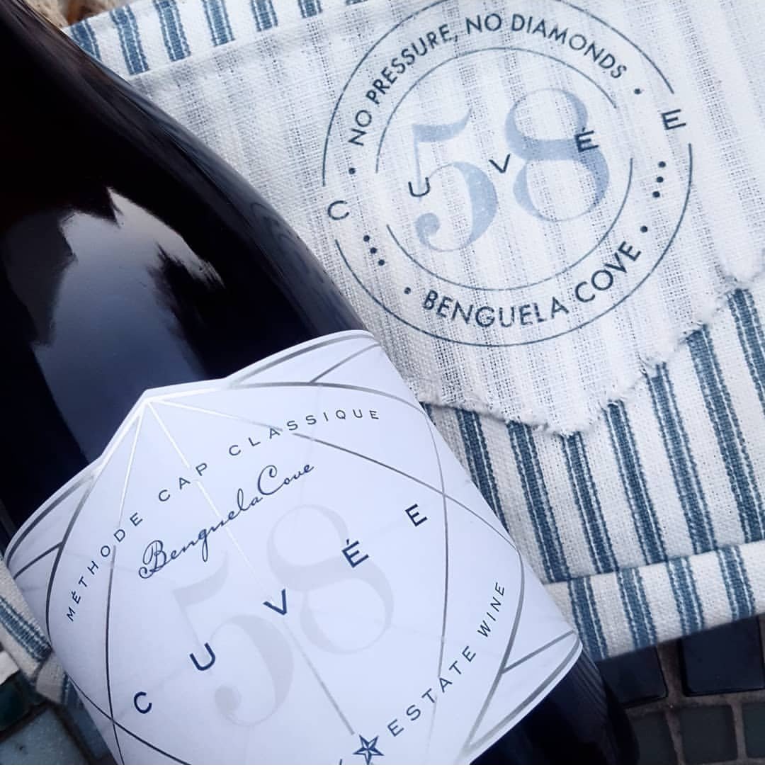BenguelaCoveUK's tweet photo. Add a little sparkle to your week.
Start off your week with a refreshing glass of Cuvee 58 MCC. Combing aromas of candied apple, pear and sweet grass resulting in the perfect pairing with Mediterranean inspired dishes.

#MCC #sparkles #benguelacove https://t.co/YA4acOan2o