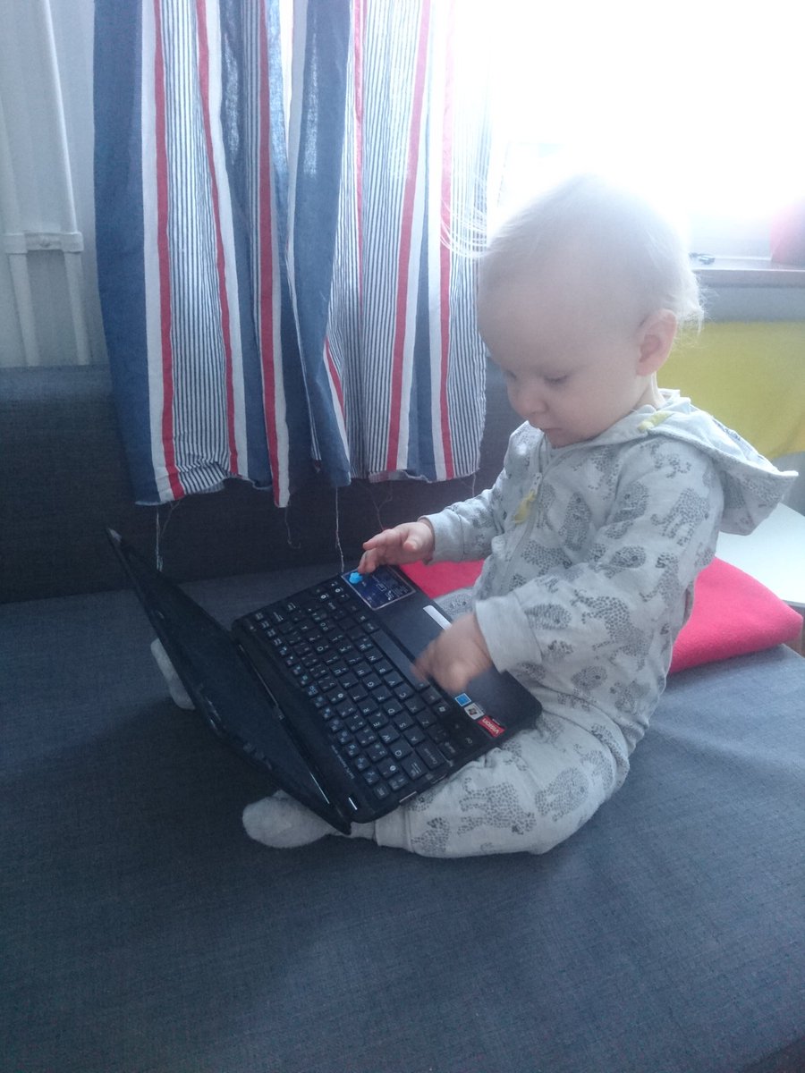 Comtesa's tweet photo. Je 7 rano a #Svedatko uz vyrizuje pracovni e-maily. #workholik https://t.co/KivX8gKIfO