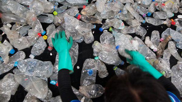 franceinter's tweet photo. Assiettes comestibles, maisons en bouteilles, eau en bulles, dentifrice en pastilles....tour du monde des initiatives contre le plastique
#LePlastiqueNonMerci avec @KonbiniFr
https://t.co/X2UDvs5nJd https://t.co/n5ZKrVEW4Q