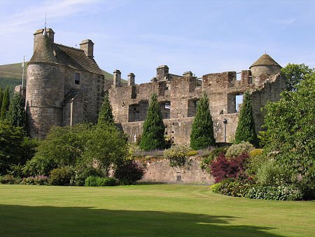 On this day. David Stewart, 1st Duke of Rothesay, son of King Robert III and heir to the Scottish crown, was murdered by his uncle Robert Stewart, 1st Duke of Albany, at Falkland Palace on 26 March 1402. More pics and info: undiscoveredscotland.co.uk/falkland/falkl…