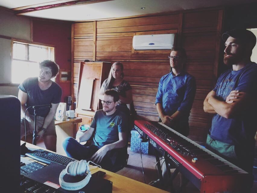 Anique van <a href="/kaleidoskoop2/">Kaleidoskoopband</a> besig om haar engel stem op te neem met die res van die span wat ondersteun. Vervaardiger <a href="/botes_gideon/">Gideon Botes</a> agter die stuur. Kannie wag om hierdie met jul te deel nie. Luister uit 1 April <a href="/GrootFM/">GROOTfm 90.5</a> #Lugballon #diegrootontbyt
#musieksoosgrond