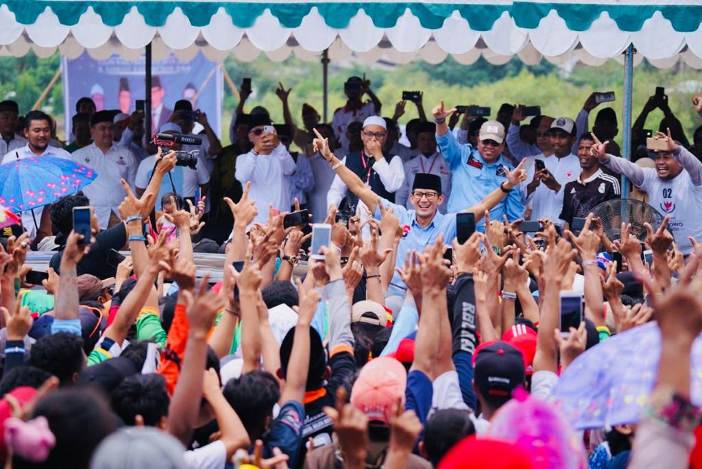 Di hadapan ribuan masyarakat yang hadir pada kampanye terbuka siang ini di Lamongan, Jawa Timur saya semakin optimis bahwa kita sebagai bangsa yang gemah ripah loh jinawi akan mampu berdiri di kaki sendiri dan memanfaatkan karunia ini demi kesejahteraan rakyatnya.