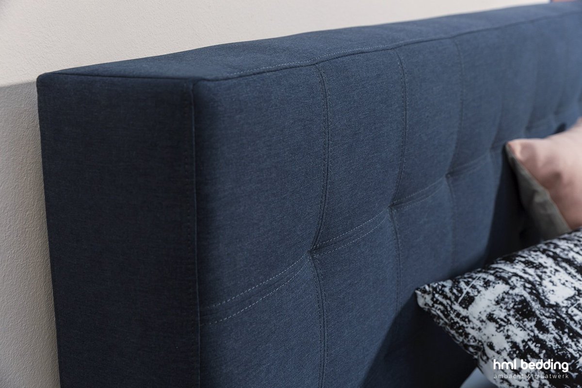 Uitgevoerd in de mooie stofkleur Delta 49 Navy misstaat ons hoofdbord Andante zeker niet in de stijl luxe &amp; pit.
#hmlbedding ambacht&amp;maatwerk
