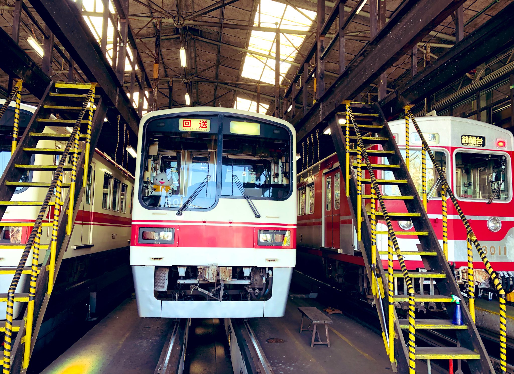 一花八華 躓きサポーター 電車の工場見学に行ってきました 電車がかっこいい とはしゃぐ息子ズ 漫画の資料だ やっふー とはしゃぐ母 とっても楽しい1日でした フリー素材 フリー写真 電車 漫画やイラストのトレース素材にぜひぜひご活用