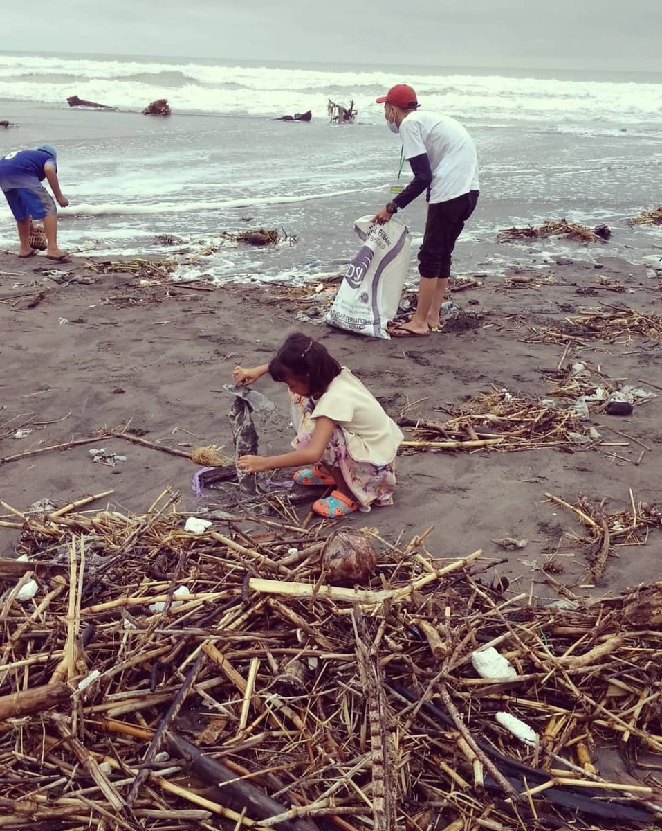 ardha_kesuma's tweet photo. Aksi Jaga -Siaga- Nusantara dalam #SundaySharingCaring edisi 24 Maret 2019. Kegiatan:

- Reresik pantai dari sampah dampak banjir
- Edukasi pengelolaan sampah anorganik
- Workshop membuatan polybag dari bungkus snack bantal 
- Pembagian botol minum untuk peserta anak2 https://t.co/aaI3TtJnIO
