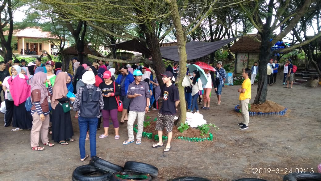ardha_kesuma's tweet photo. Aksi Jaga -Siaga- Nusantara dalam #SundaySharingCaring edisi 24 Maret 2019. Kegiatan:

- Reresik pantai dari sampah dampak banjir
- Edukasi pengelolaan sampah anorganik
- Workshop membuatan polybag dari bungkus snack bantal 
- Pembagian botol minum untuk peserta anak2 https://t.co/aaI3TtJnIO