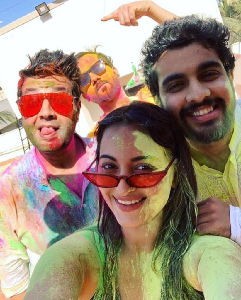 Holiden güzel bir selfie Sonakshi Sinha’dan geldi 💗 Gelip çatmasını iple çekerek beklediğimiz Türkiye Holi Festivali günleri için Sonakshi, kalplerimizi adeta heyecanla doldurdu🌈 #SonakshiSinha #Holi2019 #holifestival #holifestistanbul #HoliHai #Holi