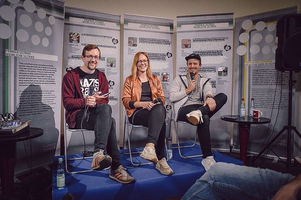 Am Wochenende durfte ich beim <a href="/11mm/">11mm Fußballfilmfest</a>-Festival mit <a href="/dahmokles/">Katharina Dahme</a> und <a href="/GNetzer/">Max-Jacob Ost | @GNetzer@mastodon.social</a> über das Thema „Fußballkultur 2.0“ diskutieren und meine Perspektive darauf beisteuern, wie junge Fans Fußball konsumieren und warum das teils wenig „romantisch“ ist, aber eben auch seine Berechtigung hat.