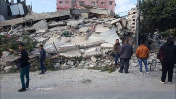 AnnaIrmaBattino's tweet photo. #26marzo - I danni causati dai bombardamenti aerei di questa notte su #Gaza 

L'esercito israeliano ha colpito:
- 5 edifici
- 7 siti della Resistenza
- 2 punti di osservazione
- 8 fattorie
- 2 gruppi di persone
- 1 porto

Oggi scuole e università sono chiuse.
#GazaUnderAttack https://t.co/GiH1HKZQft