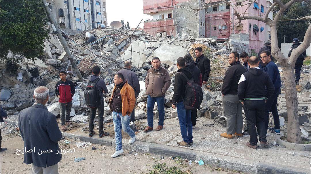 AnnaIrmaBattino's tweet photo. #26marzo - I danni causati dai bombardamenti aerei di questa notte su #Gaza 

L'esercito israeliano ha colpito:
- 5 edifici
- 7 siti della Resistenza
- 2 punti di osservazione
- 8 fattorie
- 2 gruppi di persone
- 1 porto

Oggi scuole e università sono chiuse.
#GazaUnderAttack https://t.co/GiH1HKZQft