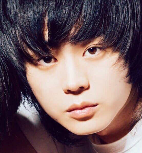 羊 ぱっちりした目よりも切れ長で妖艶な印象の細い目が大好き いつも睨んでるみたいな目つきなのえっちだし 菅田くんは顔自体が ものすごく小さいから目が細くとも小さいとは全然感じないし艶っぽいんですよね あまりにも素晴らしいパーツの配置とバランス