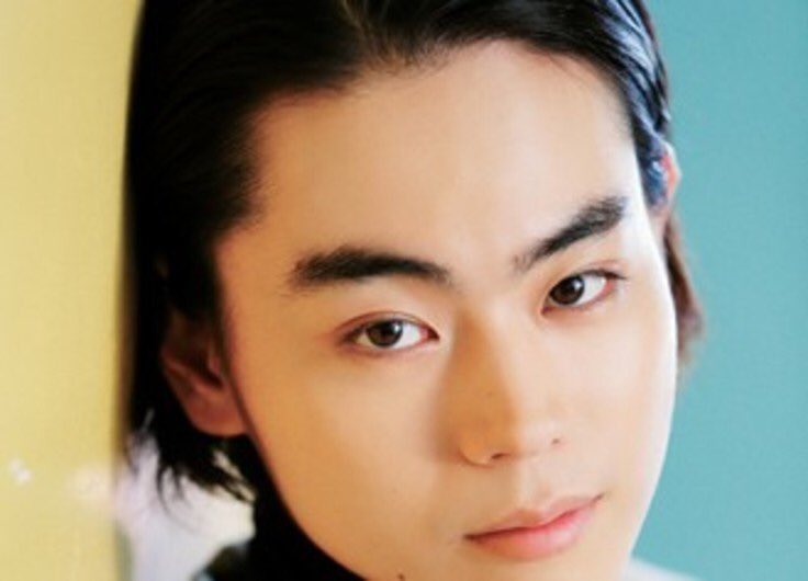 羊 ぱっちりした目よりも切れ長で妖艶な印象の細い目が大好き いつも睨んでるみたいな目つきなのえっちだし 菅田くんは顔自体が ものすごく小さいから目が細くとも小さいとは全然感じないし艶っぽいんですよね あまりにも素晴らしいパーツの配置とバランス