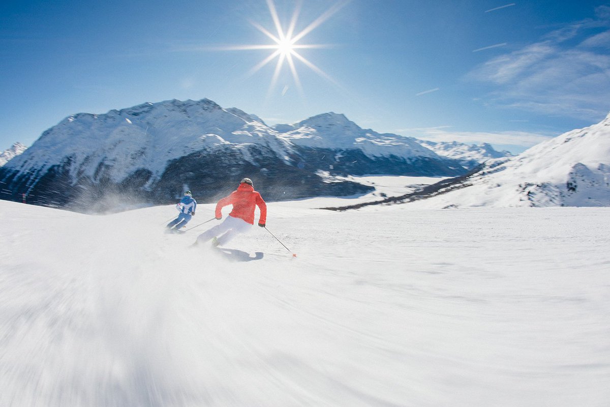 Mit dem Snowboard oder Skis die präparierten Pisten hinunterfahren &amp; danach im Restaurant die wärmenden Sonnenstrahlen geniessen. Diese Möglichkeit habt Ihr in verschiedenen Skigebieten im Engadin. 

Aktueller Pisten- und Schneebericht:
bit.ly/2RXyZQG

📸: @filipzuan