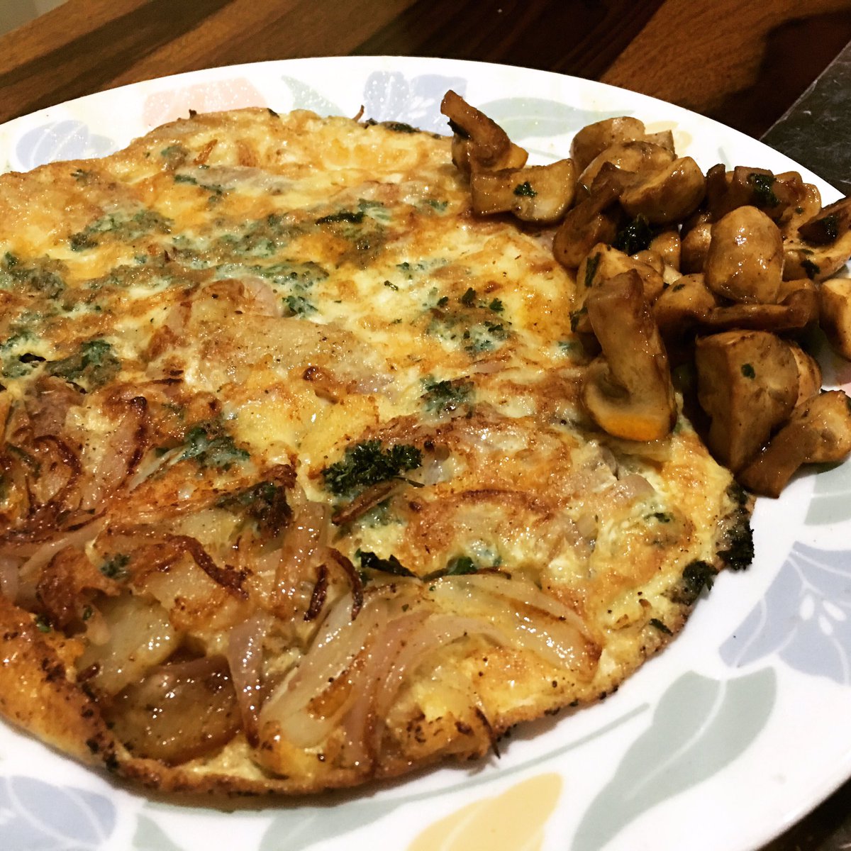 bonhappetee's tweet photo. Spanish omelet with a side of mushrooms for dinner. A complete meal
#healthydinner #lowcarb #highproteinlowcarb #glutenfree #weightlossdiet #omelette #mushrooms #ketofriendly https://t.co/ro6xB6u7hG