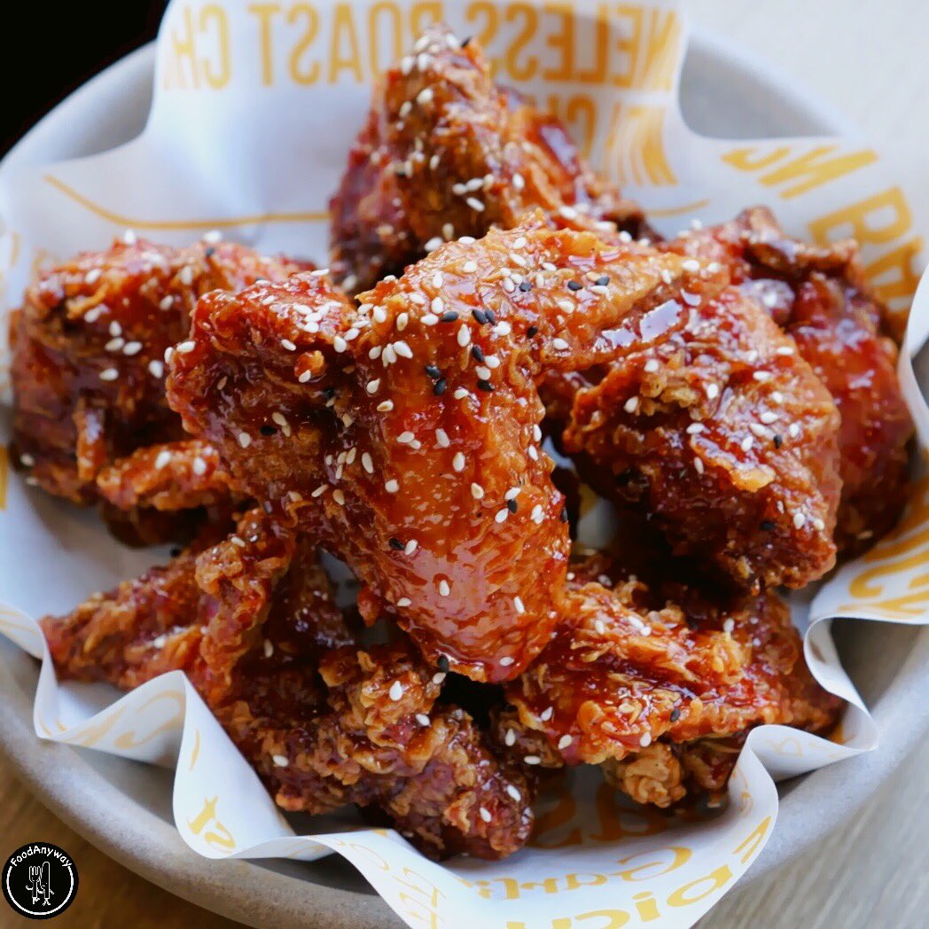 foodanyway's tweet photo. ไก่ทอดเกาหลีอร่อยดีต้องบอกต่อ Don Chicken อยู่ในร้านซอลบิงชั้น 3 Korean Town ไก่ทอดรสเผ็ดคือโดน เผ็ดดีมาก เป็นเผ็ดแบบเกาหลีอะ เผ็ดสลับหวานนิดๆอร่อย ละกรอบมาก ตัวไก่อบชีสยืดก็ดี กินเสร็จต่อบิงซูข้างล่างได้เลย ชื่นใจ @aroii #อร่อยบอกต่อ https://t.co/TNqpUCXvws