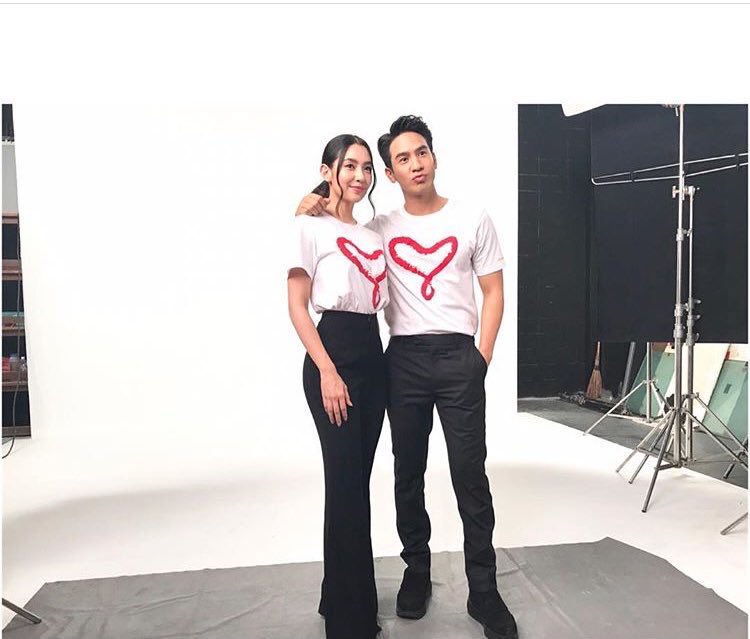 eieicooool_ss__'s tweet photo. ไหล่ชิด แขนพ่อครบ แต่แขนแม่หายไปไหนอีก
ข้างอ้ะหายไปไหน ไขว้หลังตัวเองหรือหลังพ่อ

เอวมดมากแม่ กินอะไรเป็นอาหาร
ถึงดูสวยขนาดเน้🥰☺️😍 https://t.co/YLqFB6W8IY
