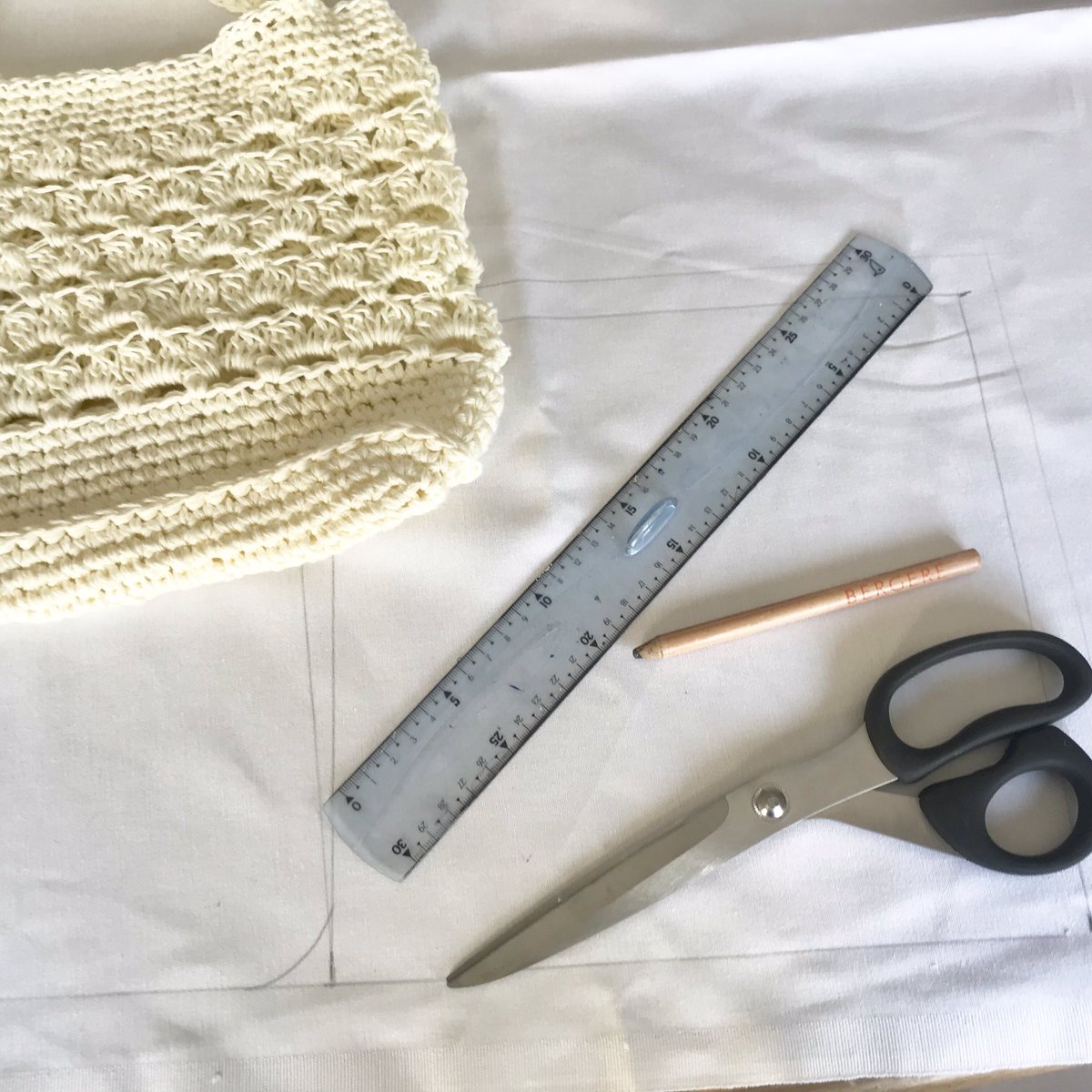 AuFilDOrianne's tweet photo. Doublure du sac en cours. #faitmain #ete2019 #sacamain https://t.co/nRvDbBPGCB
