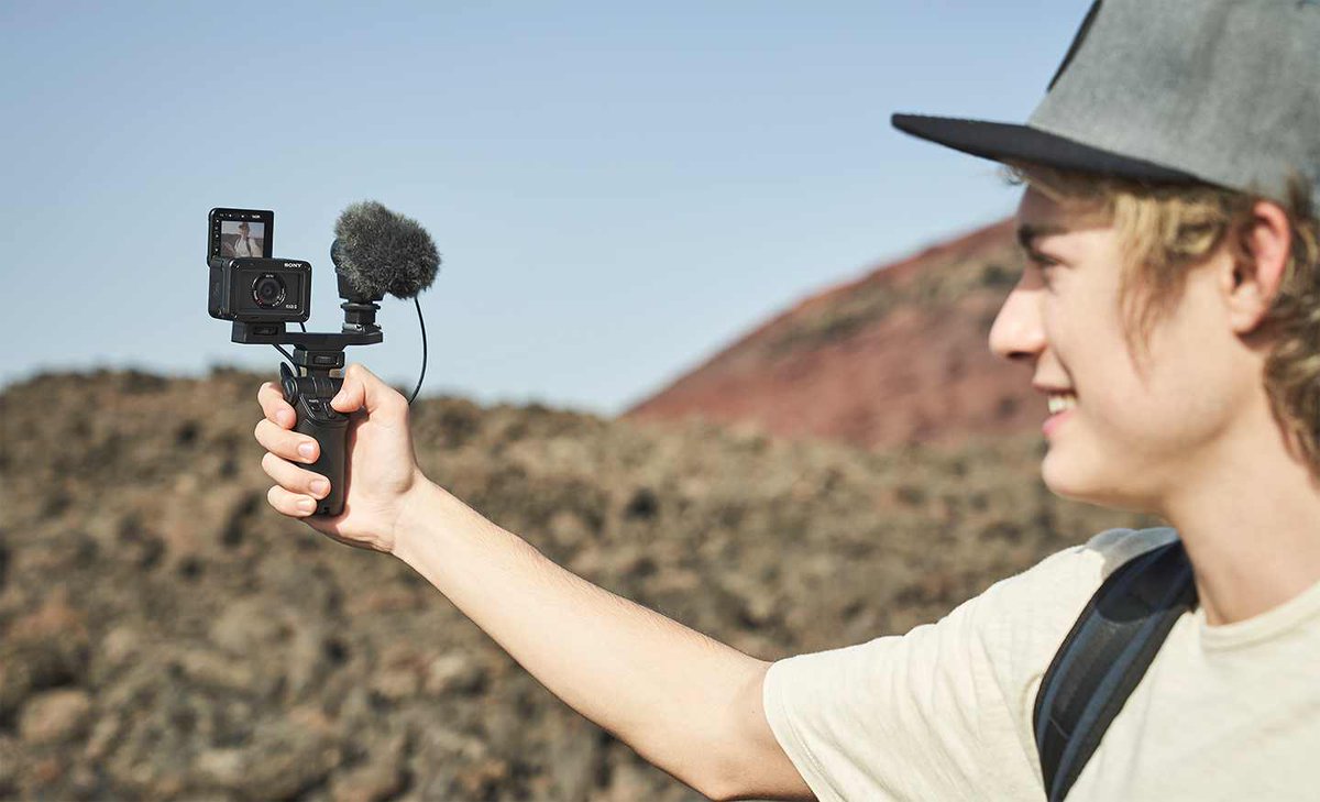 Tavepong_Street's tweet photo. มาแว้ว Sony RX0II !!!

พัฒนาจากรุ่นแรก  
1.จอพลิก ! เซลฟี /  ถ่ายสตรีท / Vlog ทั้งหมดทำใต้น้ำได้เล้ย 
2.วิดีโอ 4K ในตัวกล้องเลย 
3.มีระบบกันสั่น 
4.เอาใจสาวๆ ใส่ Soft Skin Effect มาให้ 
5.EYE AF 
6.โฟกัสได้ 20mm  

#RX0II  #RX0M2  #VlogwithSony https://t.co/ixepKGa9al