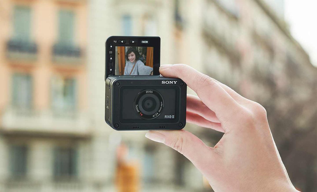 Tavepong_Street's tweet photo. มาแว้ว Sony RX0II !!!

พัฒนาจากรุ่นแรก  
1.จอพลิก ! เซลฟี /  ถ่ายสตรีท / Vlog ทั้งหมดทำใต้น้ำได้เล้ย 
2.วิดีโอ 4K ในตัวกล้องเลย 
3.มีระบบกันสั่น 
4.เอาใจสาวๆ ใส่ Soft Skin Effect มาให้ 
5.EYE AF 
6.โฟกัสได้ 20mm  

#RX0II  #RX0M2  #VlogwithSony https://t.co/ixepKGa9al