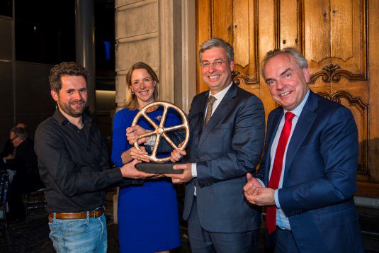 Snellaadbedrijf <a href="/Fastned/">Fastned</a> heeft gisteren bij het RAI Mobiliteitsdiner, het Gouden RAI Wiel 2019 ontvangen uit handen van <a href="/SvVeldhoven/">Stientje v Veldhoven</a>. Het Comité van Aanbeveling roemt onder meer hun bijdrage om elektrisch rijden te stimuleren in Nederland. raivereniging.nl/pers/persberic…