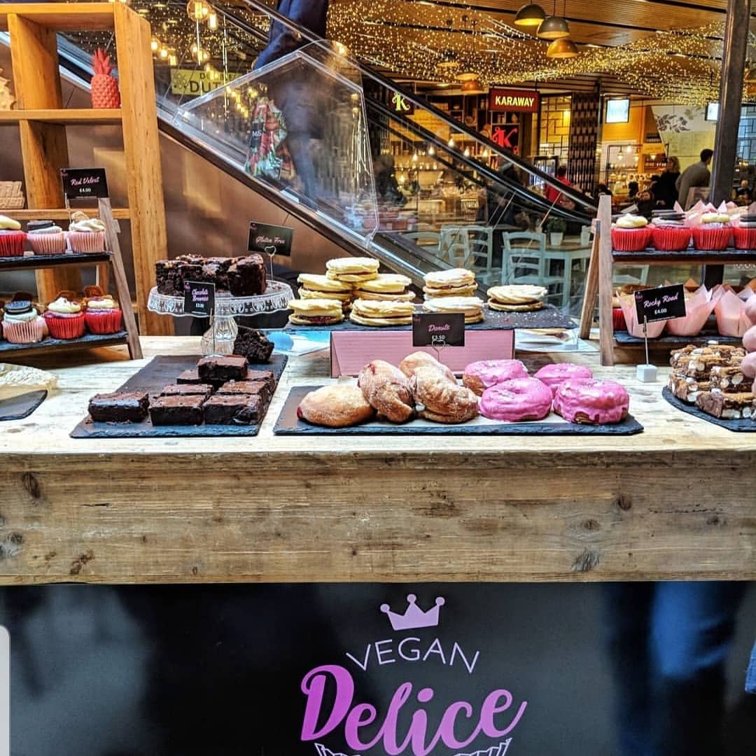 CakeCultLondon's tweet photo. We finally got the chance to feed  @imserenalee  @vegansofldn @westfieldstrat
Our delicious Viennese Whirl, pink doughnuts, 
We shared a box of sweet treats with some friends and there was something for everyone 
#vegandelice
#vegansofldn 
#foodbloggers
#veganfoodshare https://t.co/e6amifXdhJ