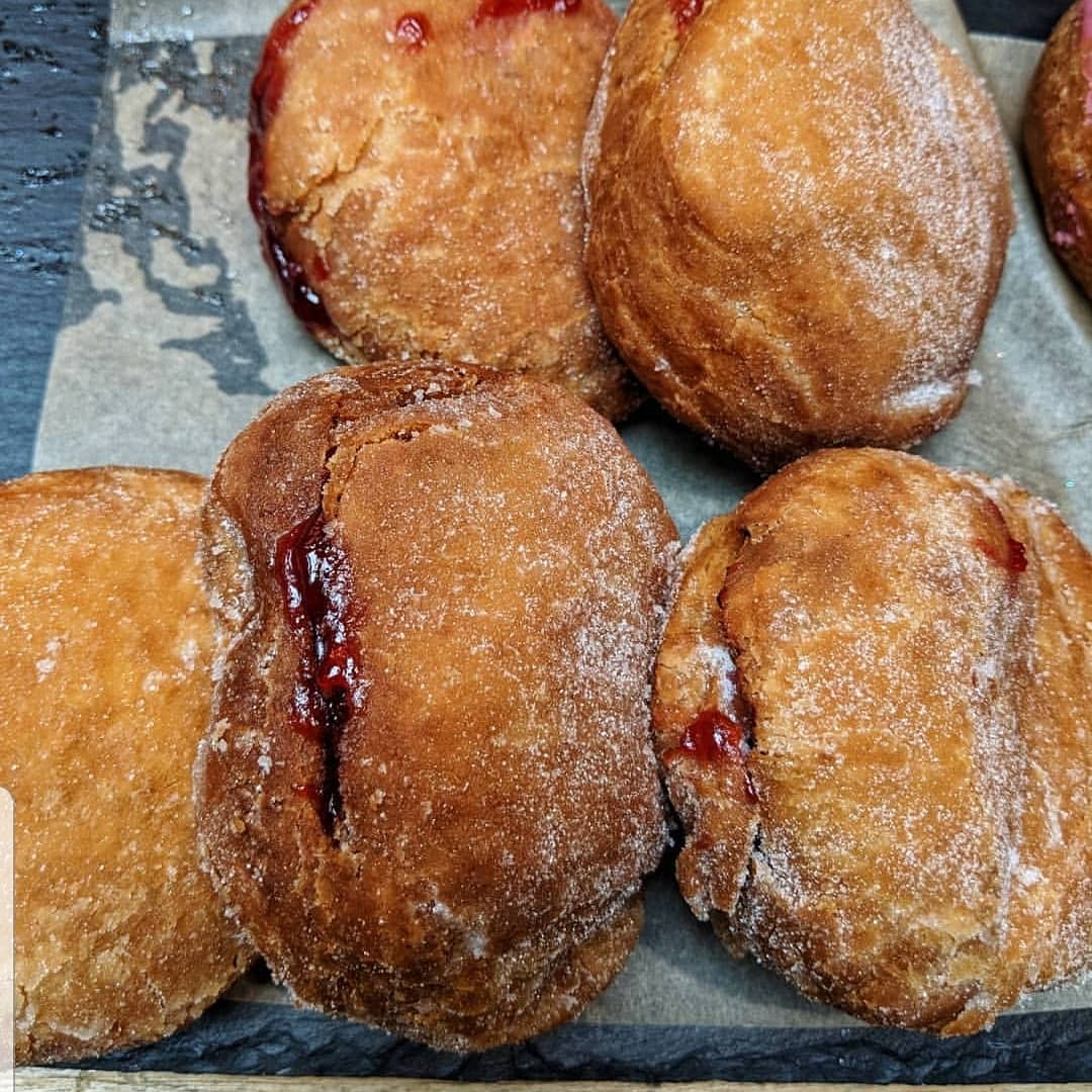 CakeCultLondon's tweet photo. We finally got the chance to feed  @imserenalee  @vegansofldn @westfieldstrat
Our delicious Viennese Whirl, pink doughnuts, 
We shared a box of sweet treats with some friends and there was something for everyone 
#vegandelice
#vegansofldn 
#foodbloggers
#veganfoodshare https://t.co/e6amifXdhJ
