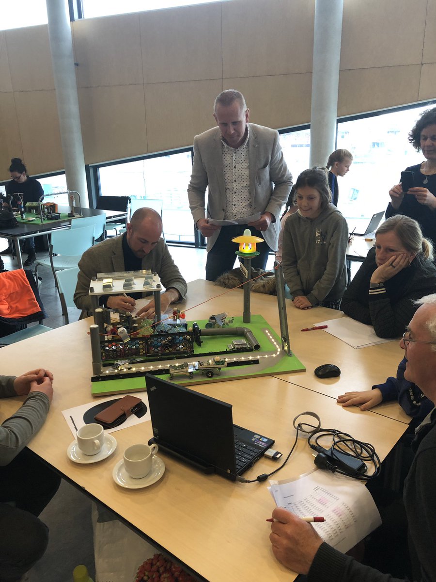 Onze #techniekverbinder jureert vandaag ook! #kunstwedstrijd