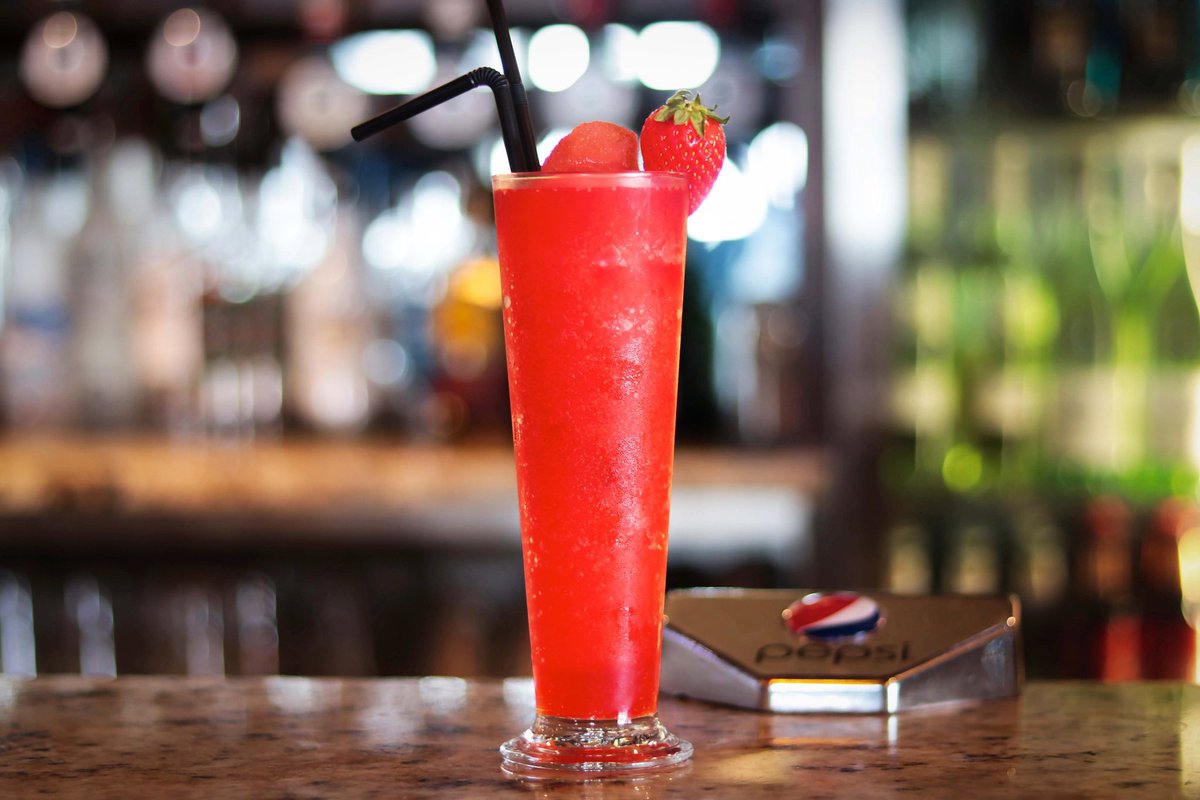 REIDSbillericay's tweet photo. Frozen Strawberry Daiquiri!
A frozen Strawberry Daiquiri made with plum strawberry liqueur, Bacardi & lime juice 😍
.
.
.
.
#cocktails #strawberrydaiquiri #frozendaiquiri #reids #reidsbar #reidsbillericay #billericay #essex #cocktailbar https://t.co/uohdGoOepa
