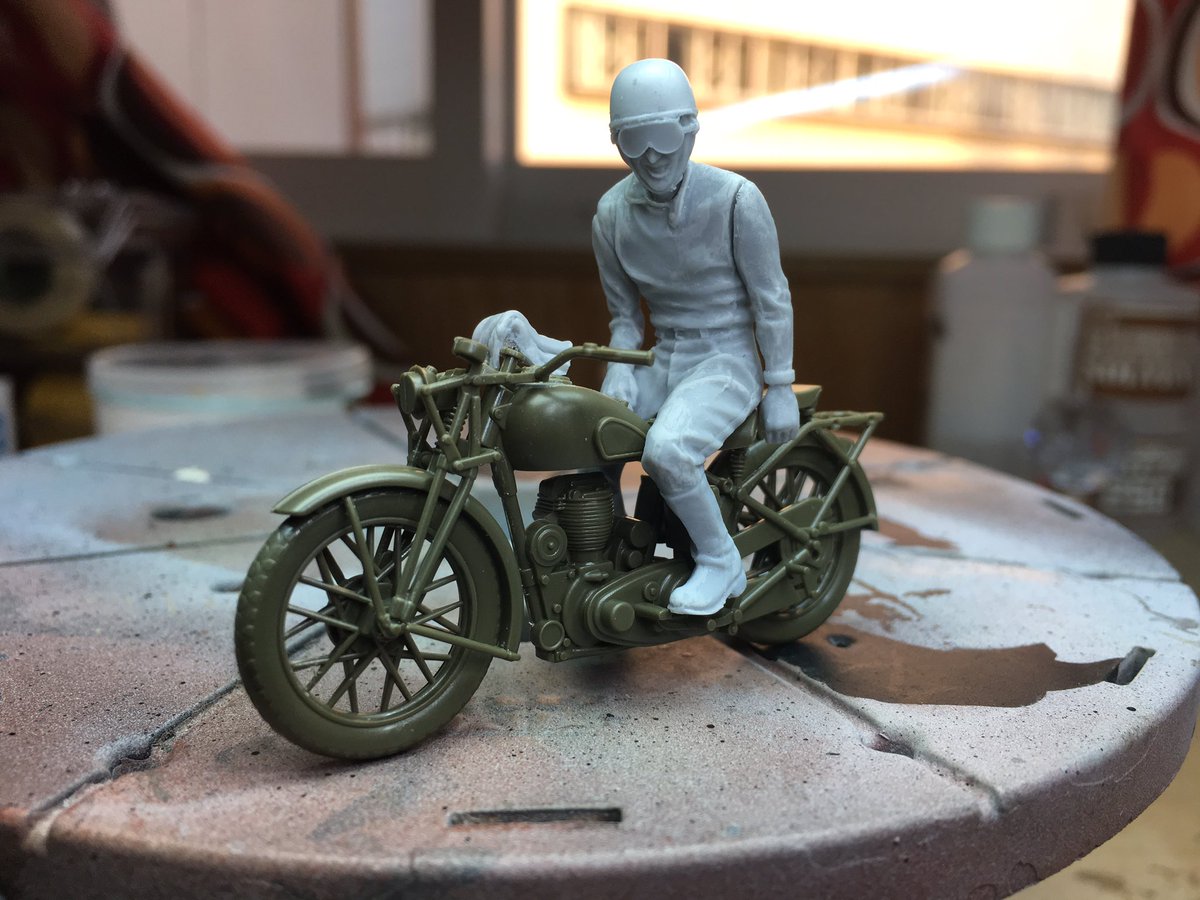 doidaiku's tweet photo. ㊗️Zippさん35バイク写真集発売決意記念!
という事で、タミヤBSA&ねろおやぶんさん原型のレーサーフィギュア、制作開始です。
スワッシュのバイクは売り切れなので、BSAをダートレースな色に塗ろうかと・・・
#SWASHDESIGN
#ネロオリジナルス https://t.co/KdKmqlfHLc