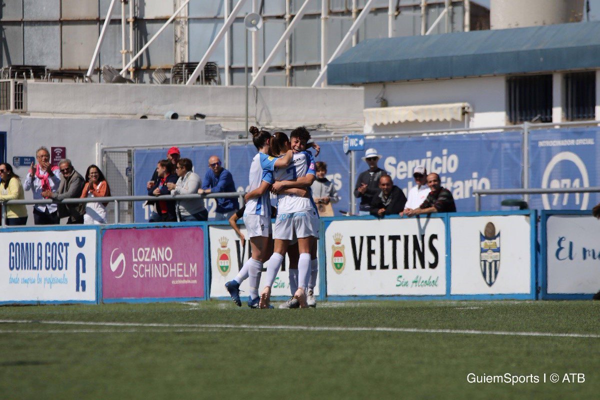 esRadioBaleares's tweet photo. No te pierdas la entretenida tertulia de @esRadio971 con #MVidal, #CCirer y #SColl, que en la última, hablando de #política y #fútbol, felicitaron a la capitana del @atleticbalears, @marinatugores, y al entrenador del equipo,@javi_herreros, por su ascenso https://t.co/oRzXx6i11j https://t.co/c2B3bPXtNP