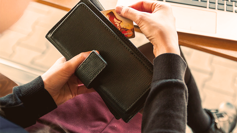 AdPremier_fr's tweet photo. « Purchase on Google » : Les shopping actions débarquent en France ➡️https://t.co/v91yOUXZd9 
 #shoppingaction #amazon #purchaseongoogle #google #googleads https://t.co/zXg404npiN