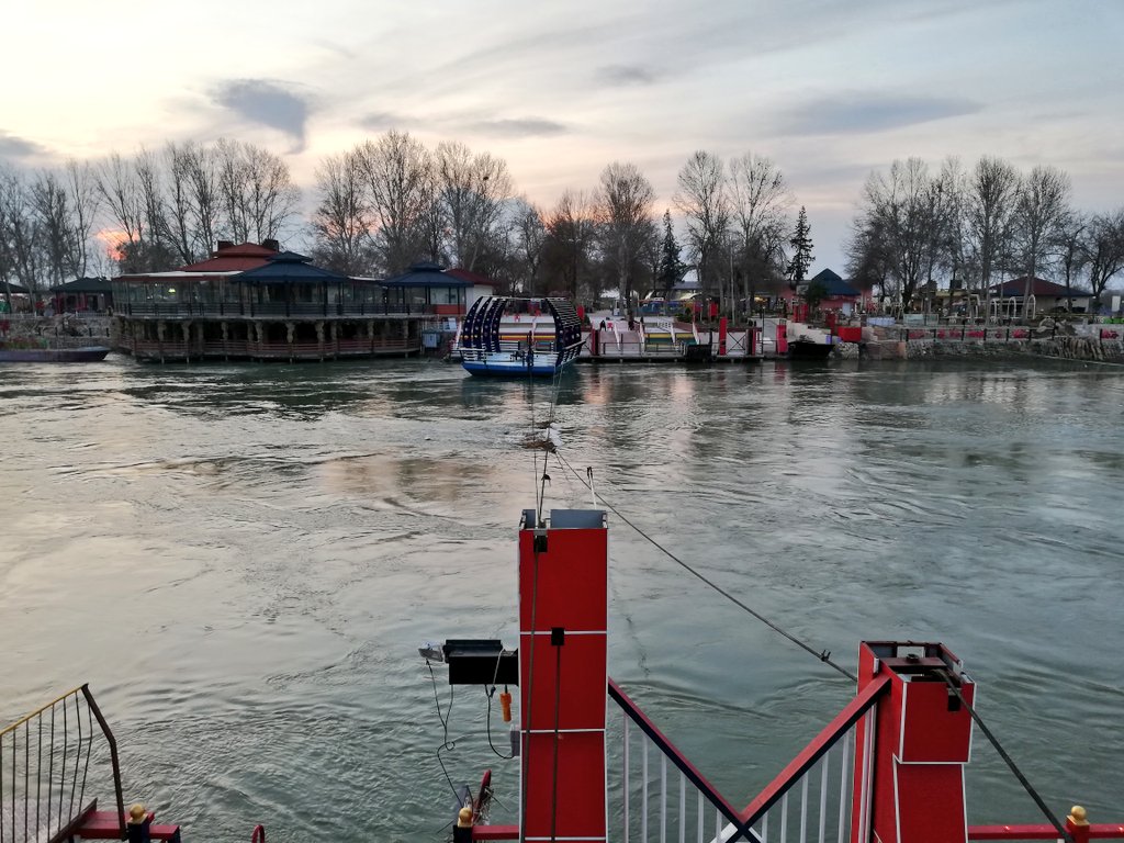 AliBaroodi's tweet photo. A Mosuli mother put this on FB:
"My little daughter tells me every night before going to bed, let's leave #Mosul. We don't want to die drowning."
#MosulFerrySinking https://t.co/I4HYahMqcL