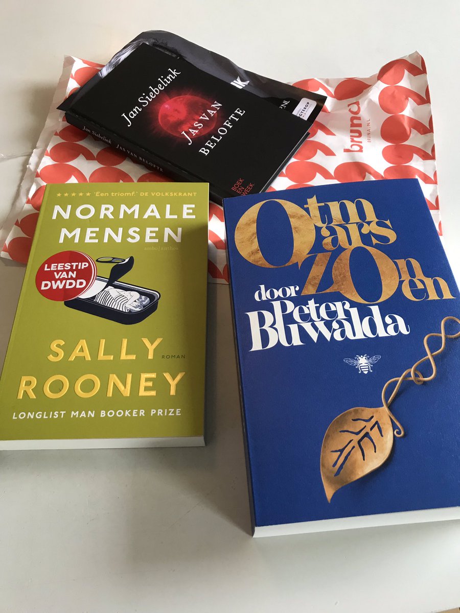LiesbertL's tweet photo. Mezelf getrakteerd #otmarszonen #normalemensen #boekenweek https://t.co/18iA5OkR5B