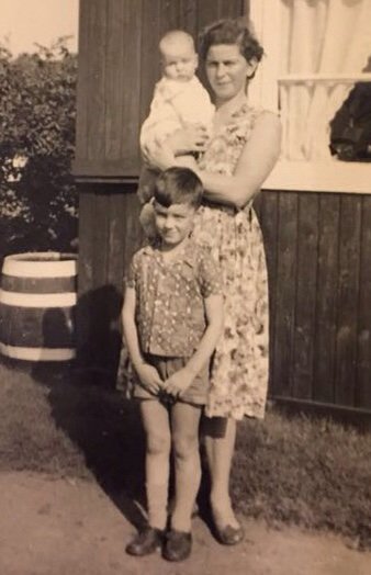 keesvandun's tweet photo. Aan moeders rokken. Mijn lieve ma, mijn oudste zusje en ik in de zomer van 1962
#boekenweek #demoeder #devrouw https://t.co/Jbqntz60DK