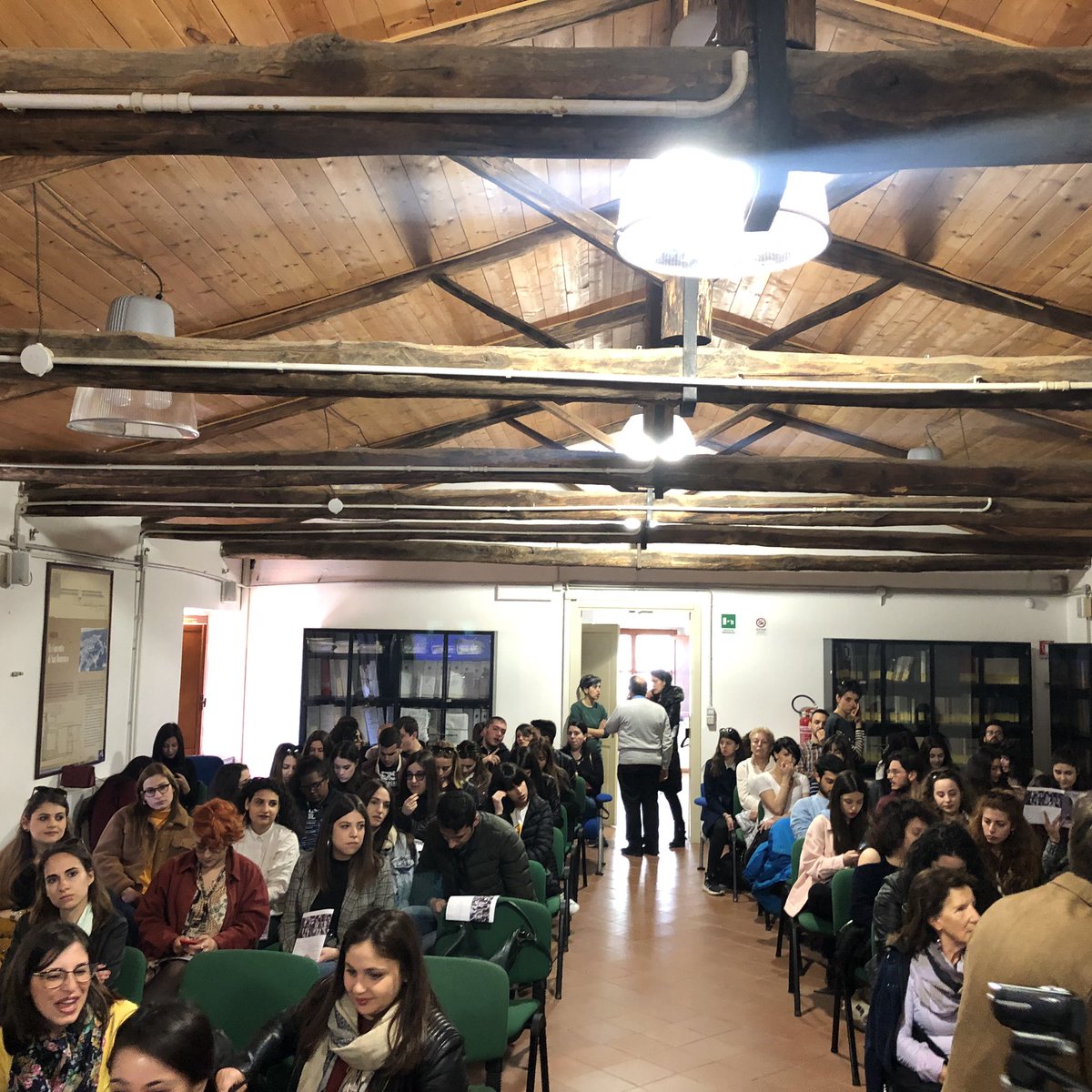 Tanti giovani alla seconda giornata del convegno "Archivi fotografici, storia dell'arte e tutela", nella splendida cornice del parco di Scolacium <a href="/giocapitelli/">giocapitelli</a> <a href="/MariaS_Ruga/">Maria S. Ruga</a> <a href="/UniCalPortale/">Università della Calabria</a>