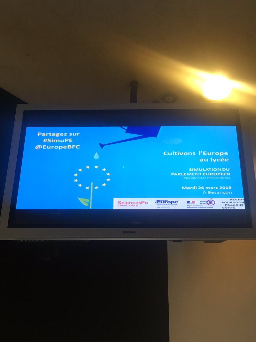 Flomaillo's tweet photo. Fier d’accompagner mes élèves pour la simulation du Parlement Européen organisée par @EuropeBFC .
Des élèves dans la peau d’un député européen. 💪🇪🇺🇪🇺 #simuPE https://t.co/VJVF7qV3MB
