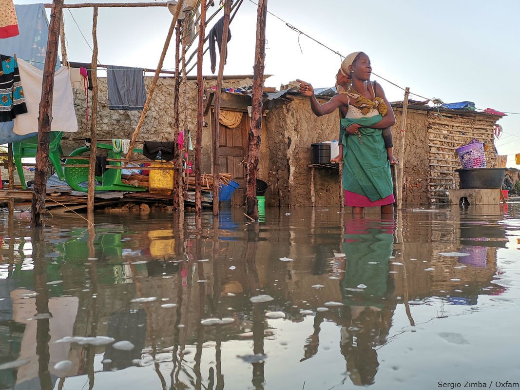 oxfamgb's tweet image. #CycloneIdai survivors face shortages of clean water &amp;amp; cases of water-borne diseases are rising. We've distributed 2,500 sanitation kits &amp;amp; will be providing clean water via water treatment plants &amp;amp; emergency toilets to thousands #CharityTuesday Read more 👉po.st/Idai5Things