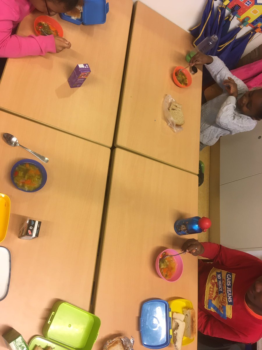 SBODeBurcht's tweet photo. Groep 1/2/3 werkt over het #restaurant en heeft heerlijke groentesoep gemaakt #gezond #kokenindeklas https://t.co/qz2IWq7Jg2