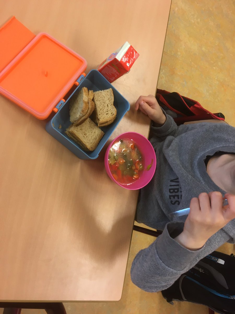 SBODeBurcht's tweet photo. Groep 1/2/3 werkt over het #restaurant en heeft heerlijke groentesoep gemaakt #gezond #kokenindeklas https://t.co/qz2IWq7Jg2