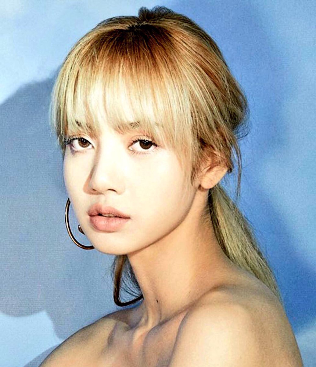 LISANATIONS_'s tweet photo. Q : Do you have any specialty that we don't know?

L : I'm really good at dance but aside from that, I'm also good at playing the guitar 🤣

— 
Seventeen Magazine JP July issue 2018

#AceLalisaDay https://t.co/T2WO2aPPF8