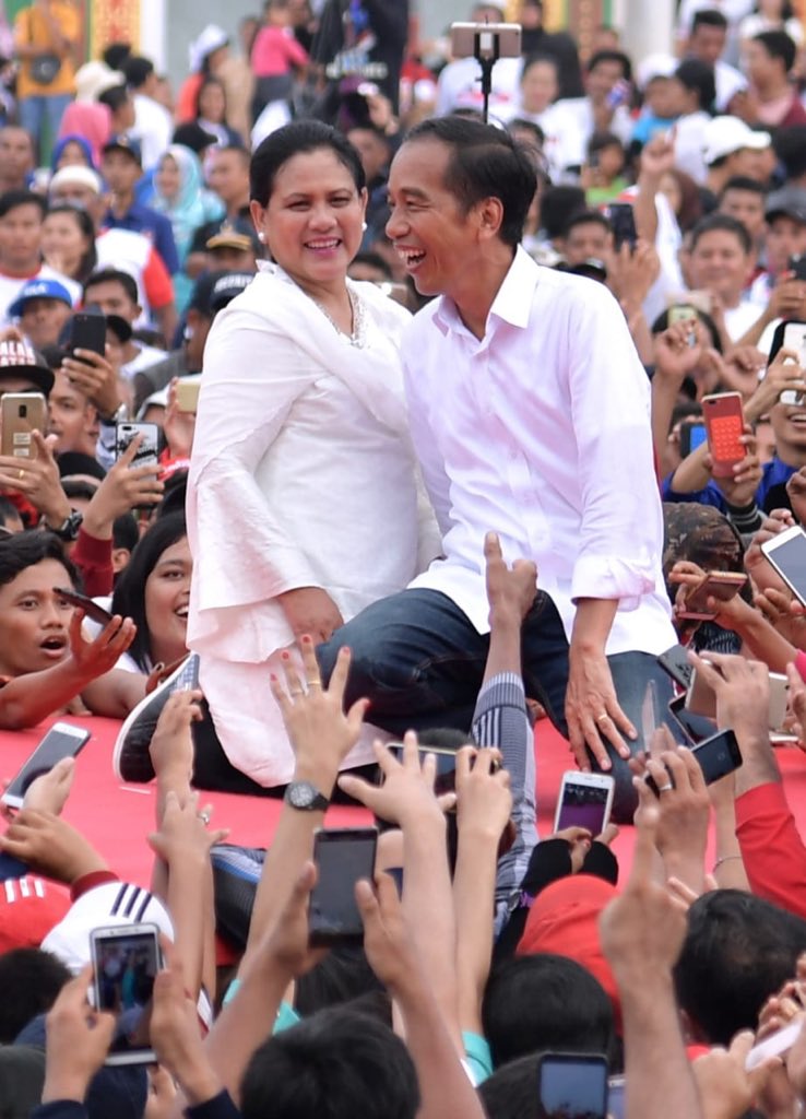 negativisme's tweet photo. Semoga yang meritwit ini punya keluarga romantis,  harmonis,  anak-anak yang mandiri, membawa manfaat bagi sekitarnya serta berbahagia seperti bapak dan ibu ini 🙏#pilihbajuputih https://t.co/7YNH6vx2Ce