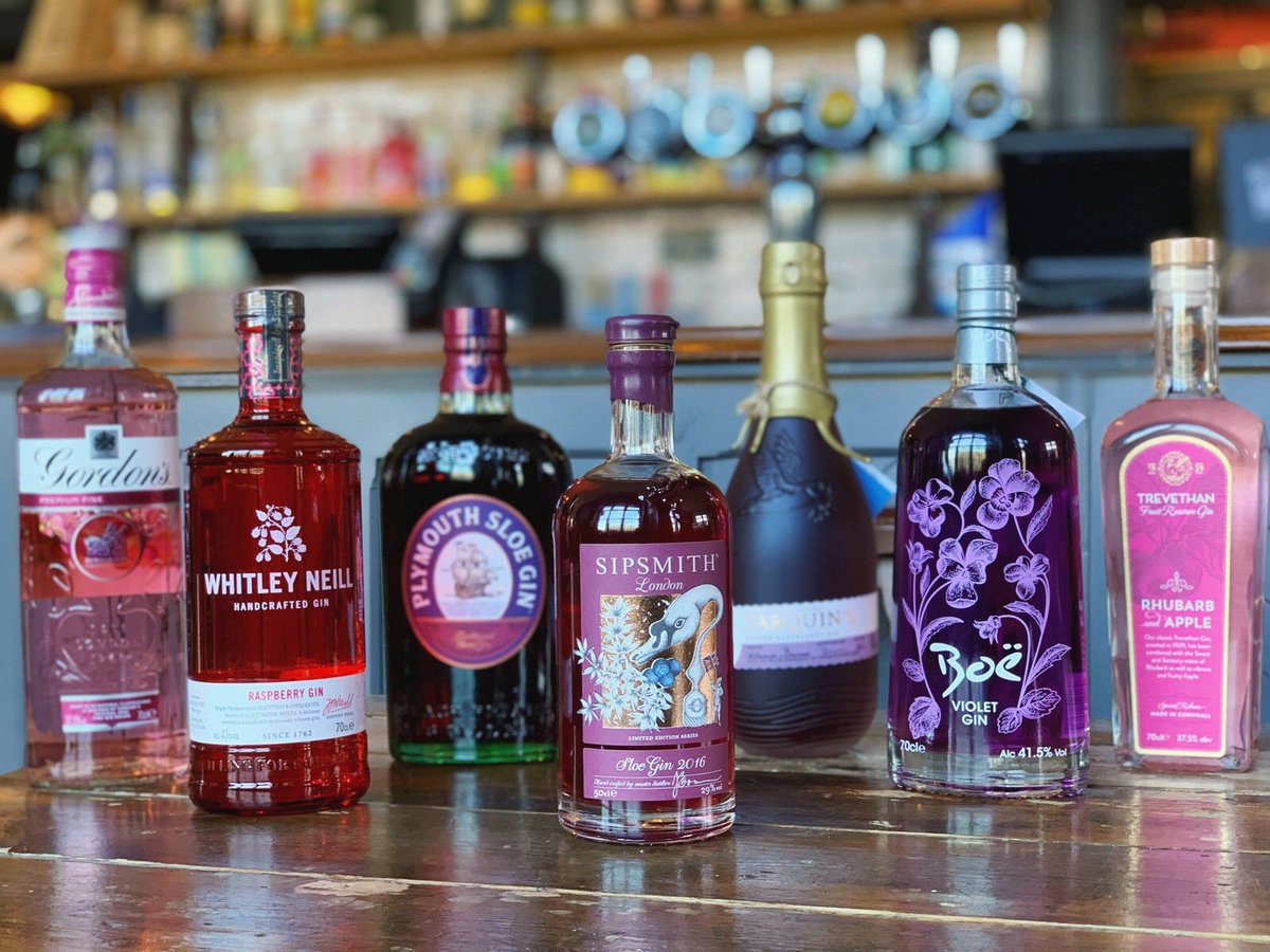 When life gives you lemons, it’s time for a gin! 🍋 Our Gin selection is constantly growing, we’re sure we’ve got something for gin experts and gin beginners alike! #gin #ginoclock #ginandtonic #pinkgin