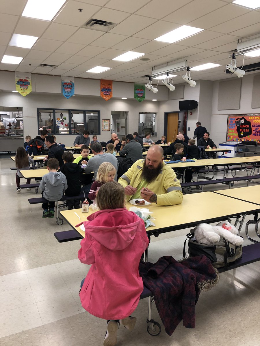 PBSD_FoodDept's tweet photo. Breakfast was great for Pivik Dads today! #DonutswithDads #plumfamily @pbsdsupt @MrsGestrich @THalasowski https://t.co/5w2I9zailP