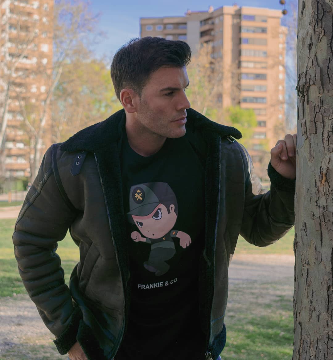 Camiseta solidaria de #frankieandcospain para @jaquemateromanticos ! Una parte de las ventas irá destinada a las fundaciones en las que colabora mi libro! @fundacionaladina <a href="/asoc_sonrisas/">sonrisasqueiluminan</a> @fundacion_madrina @fundacionelarcadenoe #mensajerosdelapaz #solidarios #guardiacivil