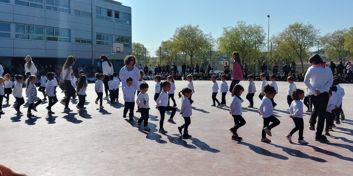 escolalledoner's tweet photo. #festabenvinguda #ikasbide #projecteintercanvi #P3 #P4 #P5 https://t.co/ndaVUhxXcC