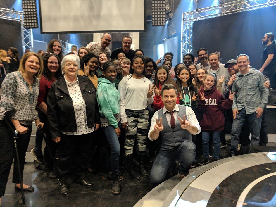 ecolecatholique's tweet photo. Les élèves @CcSamuelGenest ont eu l'honneur d'être conviés à @iciradiocanada, dans le cadre de l'émission #endirectdelunivers. Ils ont passé un moment émouvant et cette expérience restera gravée dans leurs mémoires! 🎤😀 https://t.co/abfiFpZhYv