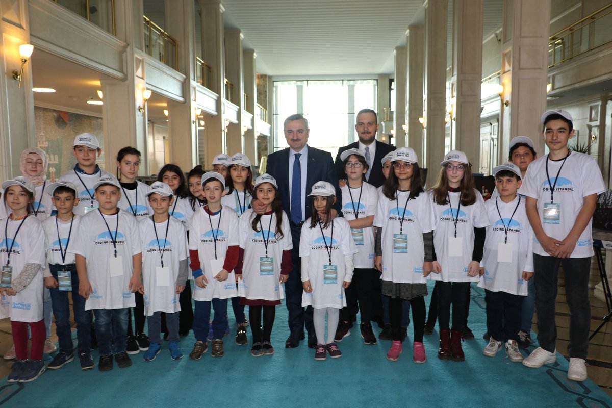 CodingIstanbul's tweet photo. Mezuniyet törenimiz ve mutlu mezun coder'larımızla... Başarılarınız katlanarak devam etsin gençler 🥰👩‍💻👨‍💻🎓🎉 https://t.co/uc0JFR47hW