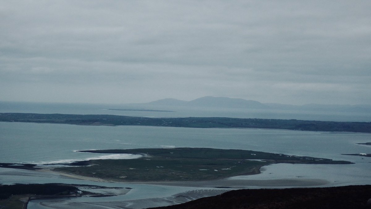 QuaternaryCycle's tweet photo. Fine views of Co. Donegal &amp; Strandhill from Knocknarea's summit (Co Sligo) &amp; the imposing sight of 'Meabh's Lump', possibly a passage tomb from c.5000 kya. Although the cairn is thought to be composed mainly of local limestone, other lithologies have also been carried up. https://t.co/XAaUBscYXX