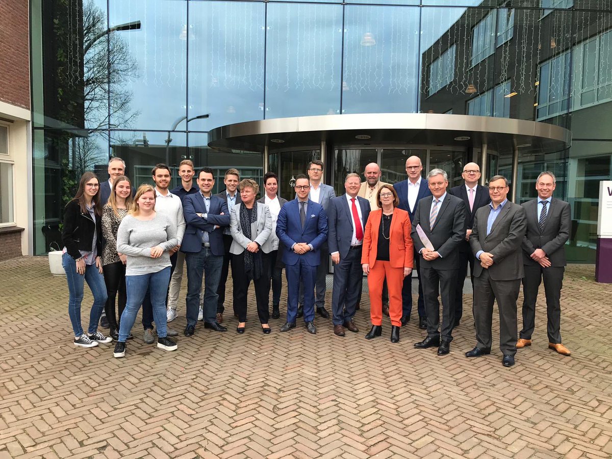 amgbeurskens's tweet photo. Werkbezoek college van @gemeentevenlo aan @FontysVenlo . 👍 https://t.co/uRcu87P7gF