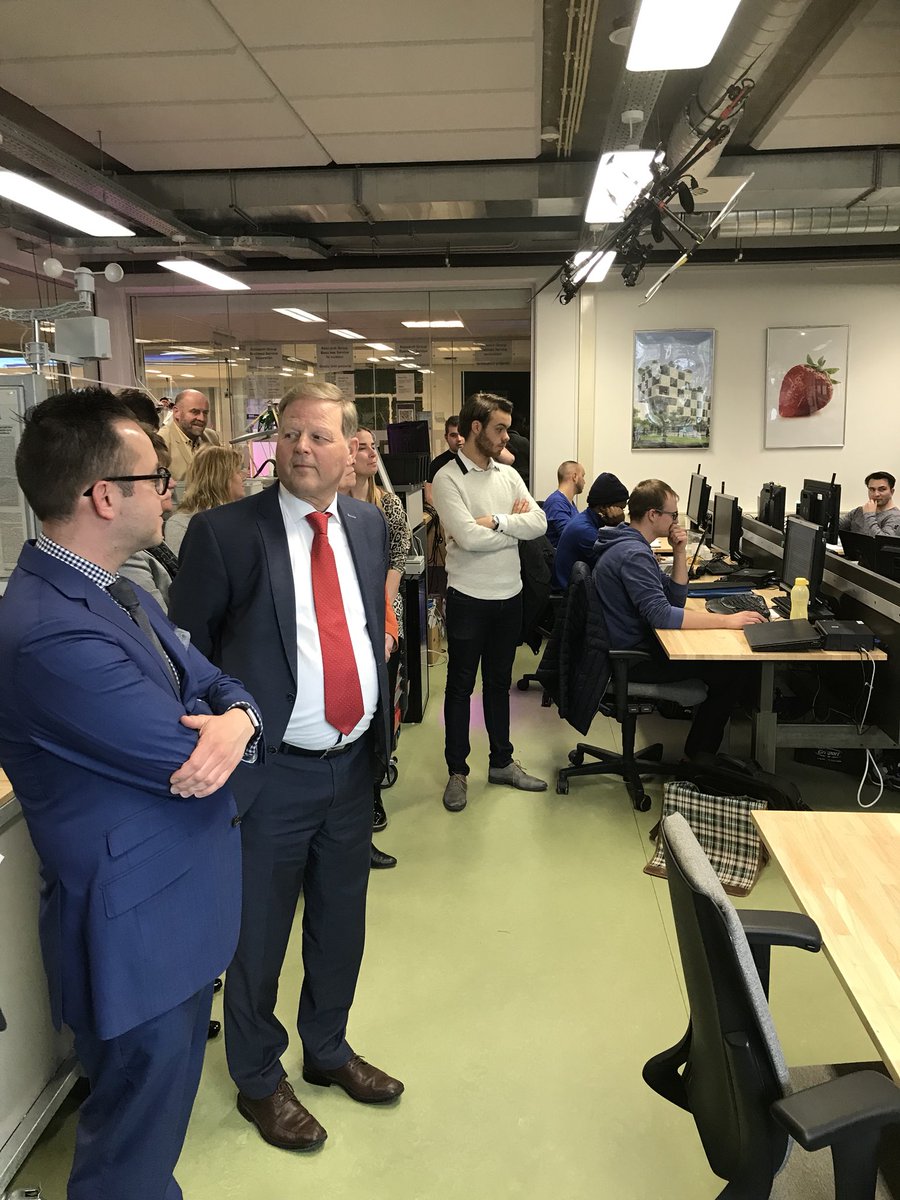 amgbeurskens's tweet photo. Werkbezoek college van @gemeentevenlo aan @FontysVenlo . 👍 https://t.co/uRcu87P7gF